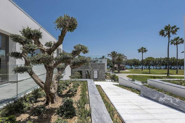 Außenbereich des Atlantica Beach Resort Kos mit Terrasse und Blick auf den Garten