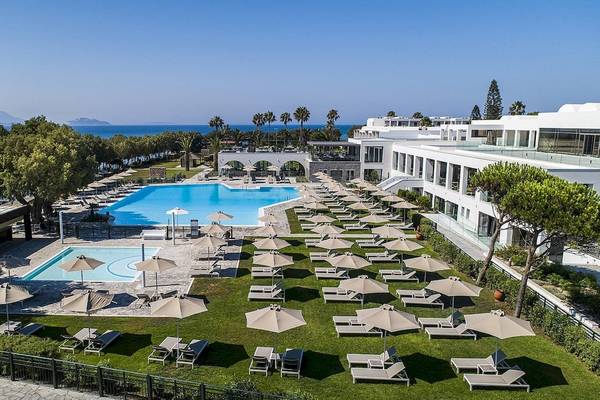 Luftaufnahme des Atlantica Beach Resort Kos mit Swimmingpool, Liegestühlen und Sonnenschirmen