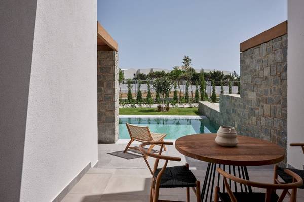 Terrasse mit Tisch und Stühlen und Blick auf den Pool im Atlantica Beach Resort Kos