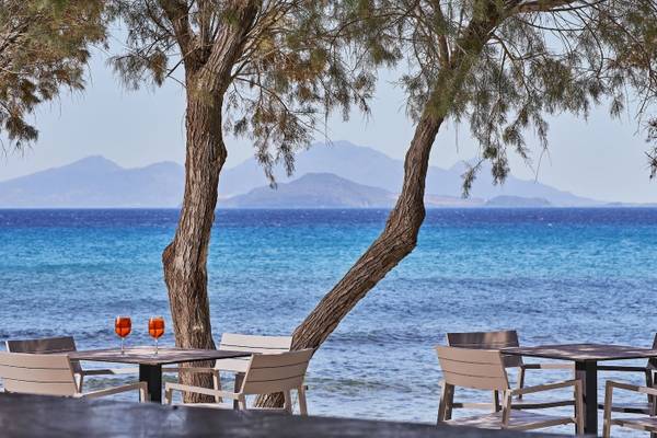 Terrasse des Atlantica Beach Resort Kos mit Tischen und Getränken vor dem Meer