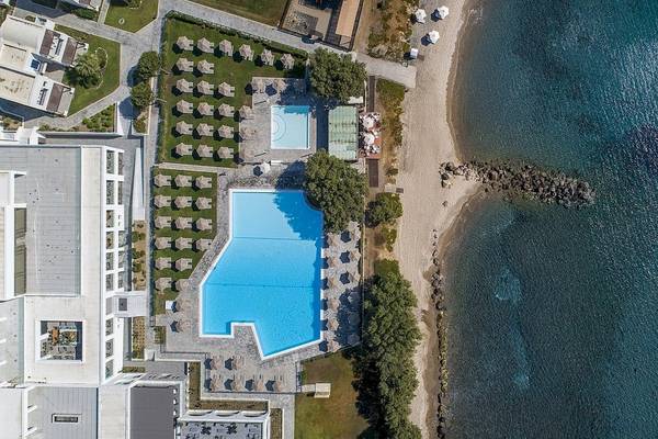 Oberansicht des Atlantica Beach Resort Kos mit Swimmingpool und Sonnenschirmen.
