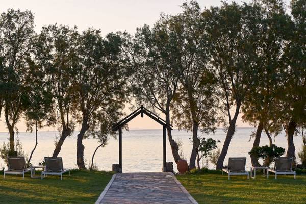 Garten mit Liegen und Pfad zum Meer im Atlantica Beach Resort Kos