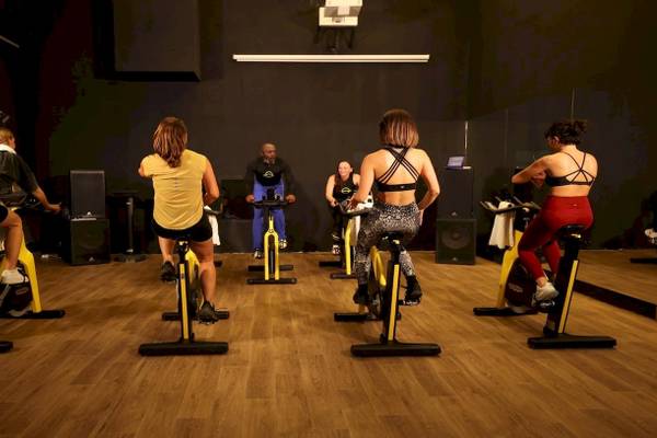 Gruppe im Fitnessstudio auf Fahrradtrainern