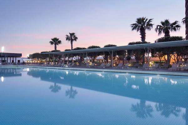 Außenpool des Nirvana Cosmopolitan Hotels bei Sonnenuntergang