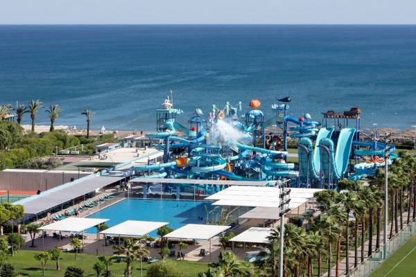 Ein großer Wasserpark des Nirvana Cosmopolitan Hotels mit Blick auf das Meer.