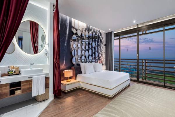 Schlafzimmer im Nirvana Cosmopolitan Hotel mit Meerblick und modernem Design.