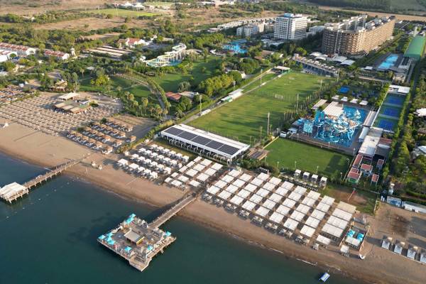 Luftaufnahme des Nirvana Cosmopolitan Hotels mit Pool, Wasserrutschen und Strand