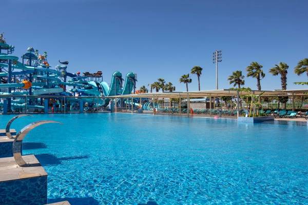 Wasserrutsche und Pool im Nirvana Cosmopolitan Hotel