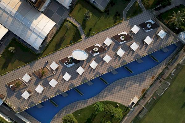 Luftaufnahme der Terrasse im Nirvana Cosmopolitan Hotel mit Pool und Lounge-Bereichen.
