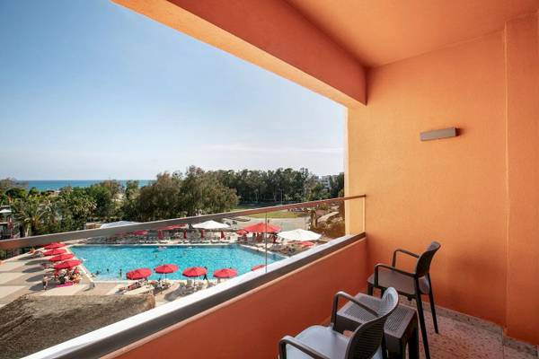 Balkon im Megasaray Resort in Side mit Ausblick auf das Schwimmbad.