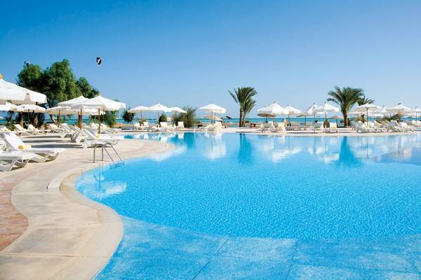 Außenpool mit vielen Sonnenliegen und Schirmen im Mövenpick Resort & Spa El Gouna