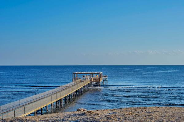 Pier vom Jaz Grand Marsa Hotel mit offenem Blick auf das Meer.