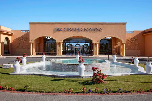 Außenansicht des Jaz Grand Marsa Hotels mit Brunnenanlage vor der Eingangstür.