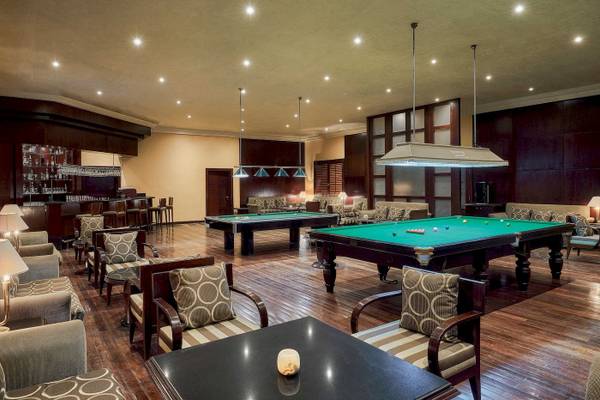 Pool-Lounge im Jaz Grand Marsa Hotel mit Billardtischen, Sofas und Bar.