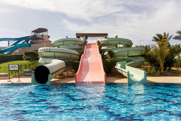 Wasserrutschen im Jaz Lamaya Resort mit blauem und rosa Rutschen im Poolbereich.