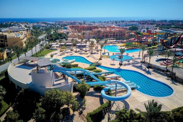 Luftaufnahme des Jaz Lamaya Resorts mit Wasserrutschen und Pools