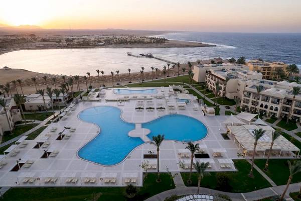 Luftaufnahme des Jaz Lamaya Resorts mit Swimmingpools und Gebäuden am Meer
