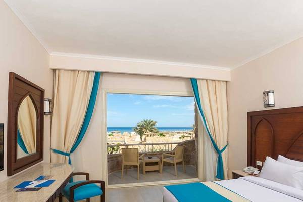 Zimmer im Utopia Beach Club mit Blick auf das Meer und einen Balkon.