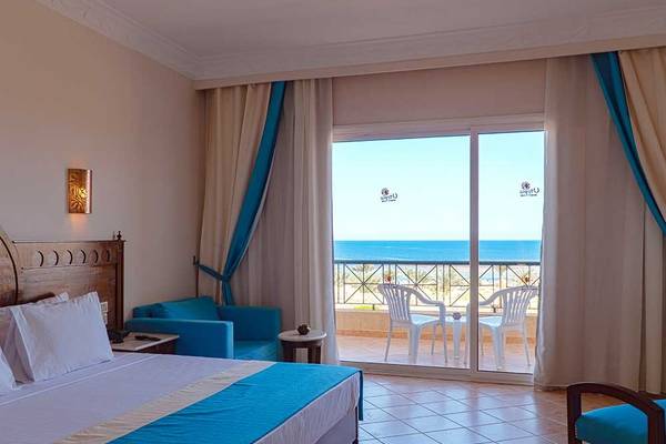 Hotelzimmer im Utopia Beach Club mit Blick auf das Meer von der Terrasse aus.