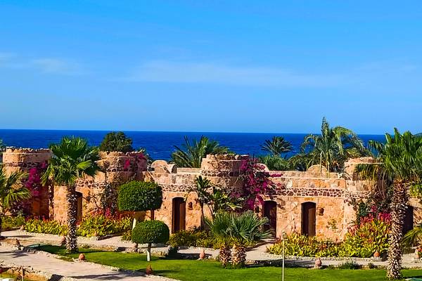 Außenansicht des Utopia Beach Club Hotels mit Blick auf das Meer und die Architektur.