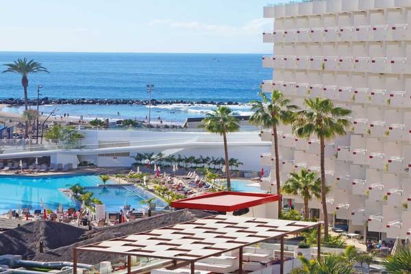 Alexandre Hotel Troya bietet einen Blick auf den Strand und den Pool.