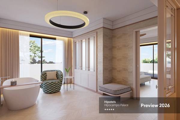 Badezimmer im Hipotels Hipocampo Palace mit Badewanne, Stuhl und Pflanzen, Vorschau 2026.