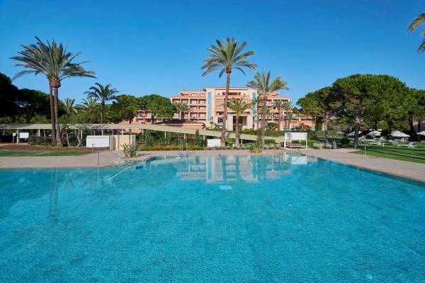 Ein Schwimmbad vor dem Hipotels Hipocampo Palace Hotel.