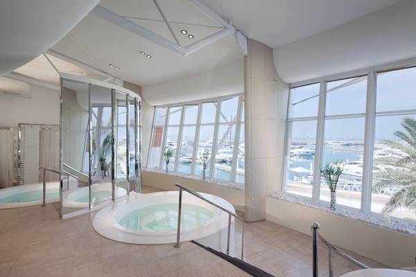 Innenpool im Jumeirah Beach Hotel mit Blick auf den Hafen