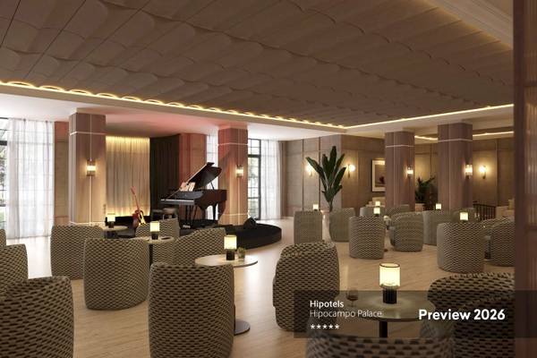 Vorschau 2026: Hipotels Hipocampo Palace Lobby mit Klavier, Stühlen und Pflanzen.