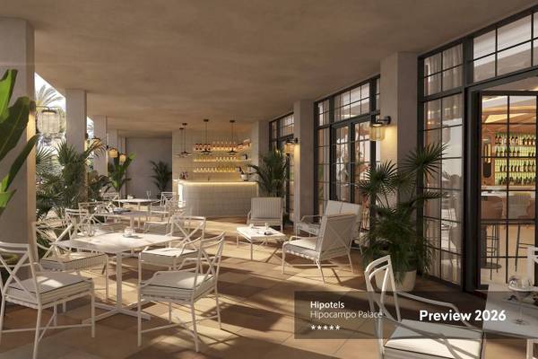 Innenbereich einer Terrasse im Hipotels Hipocampo Palace Hotel mit weißen Möbeln und Pflanzen