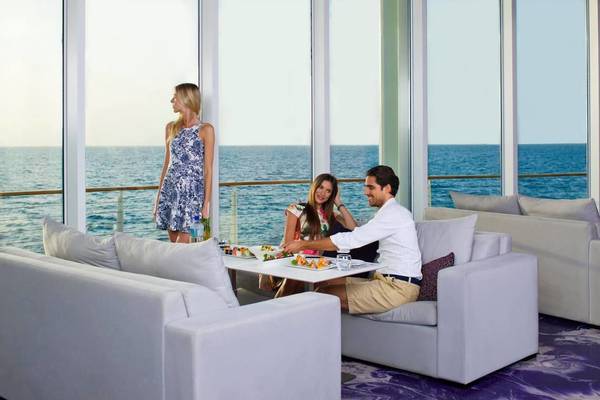 Loungebereich des Jumeirah Beach Hotels mit Blick auf den Ozean.