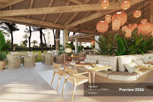 Vorschau 2026 der Hotelterrasse von Hipotels Hipocampo Palace mit Holzdecken, Rattanmöbeln und Pflanzen.