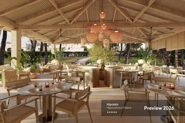 Innenansicht der Terrasse des Hipotels Hipocampo Palace im Jahr 2026 mit Tischen und Stühlen.