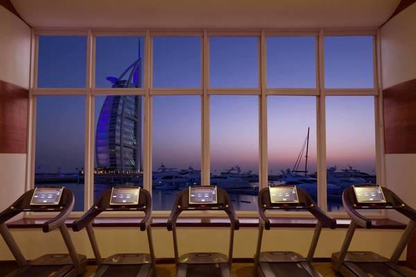 Laufbande im Jumeirah Beach Hotel mit Blick auf Burj Al Arab