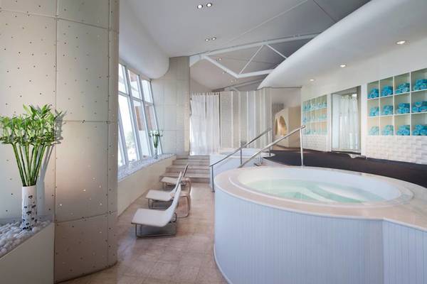 Spa-Bereich im Jumeirah Beach Hotel mit Whirlpool und Ruhesesseln.