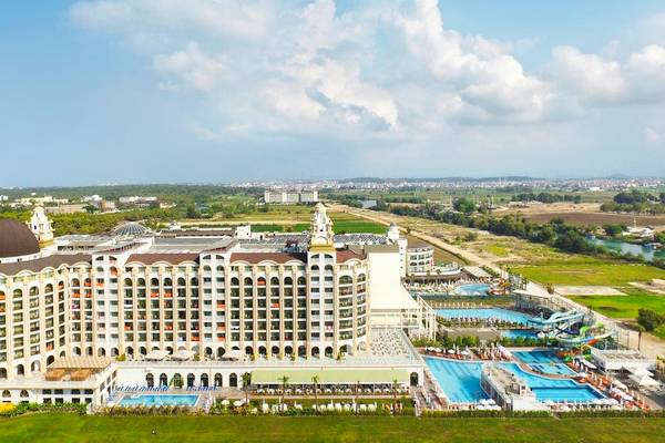 Luftaufnahme des J'adore Deluxe Hotel & Spa mit Swimmingpools und Gärten