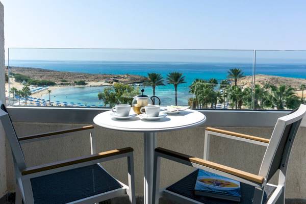 Blick vom Balkon auf das Meer im Anonymous Beach Hotel