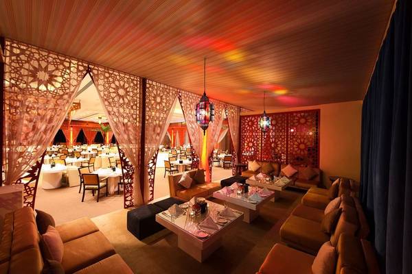 Innenbereich des Jumeirah Beach Hotels mit gemusterten Vorhängen und reich verzierten Sofas.