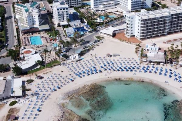 Luftaufnahme des Anonymous Beach Hotels mit Pool und Strand.