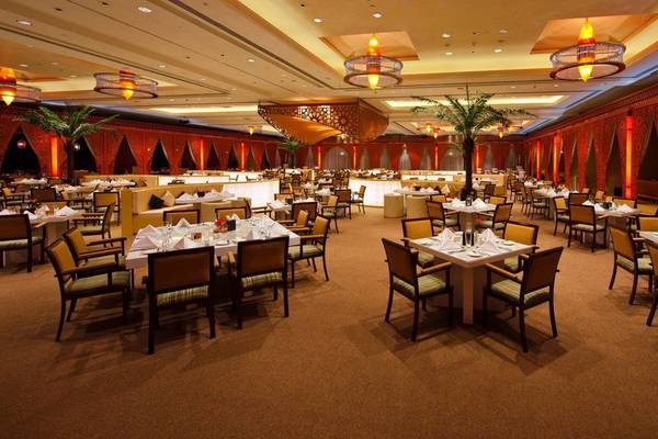 Innenbereich des Jumeirah Beach Hotel Restaurants mit vielen geräumigen Tischen und Stühlen.