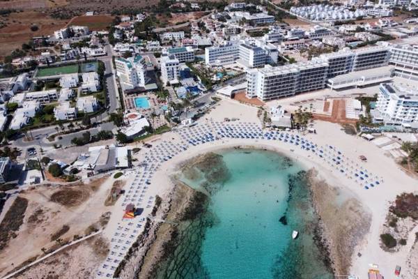 Luftaufnahme des Anonymous Beach Hotels mit Blick auf den Strand und das Meer