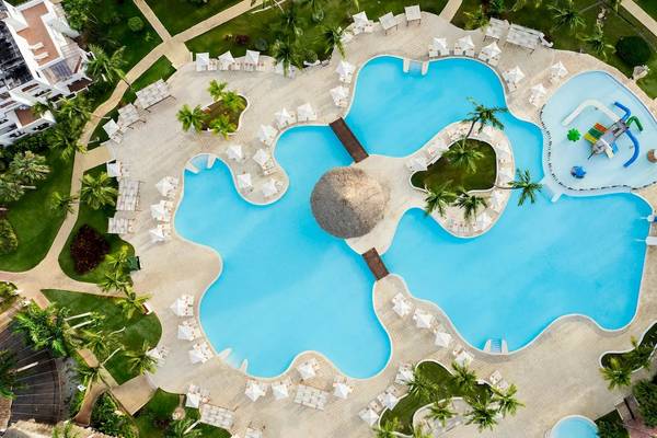 Luftaufnahme des Swimmingpools und der Liegebereiche im Sunscape Dominicus La Romana