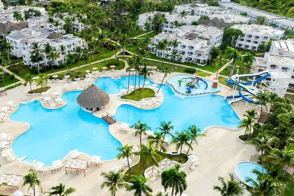 Luftaufnahme des Sunscape Dominicus La Romana Hotels mit großen Swimmingpools und Wasserrutschen.