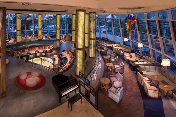 Innenansicht der Lobby des Jumeirah Beach Hotels mit Klavier, Sofas und Tischen.