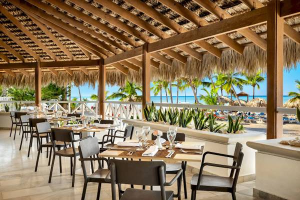Restaurantterrasse des Sunscape Dominicus La Romana mit Blick auf den Strand und das Meer.