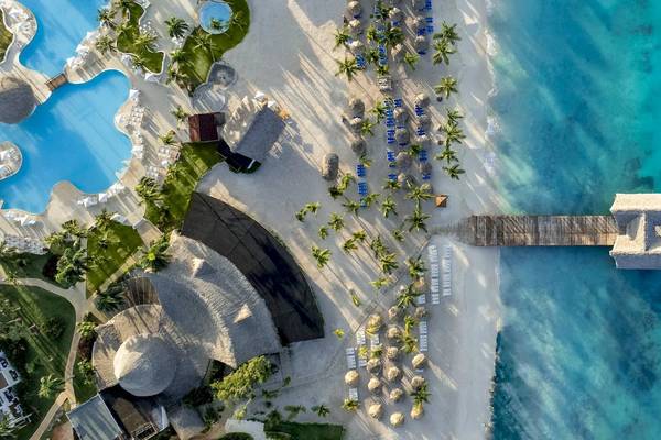Luftaufnahme des Sunscape Dominicus La Romana Hotels an einem Strand.