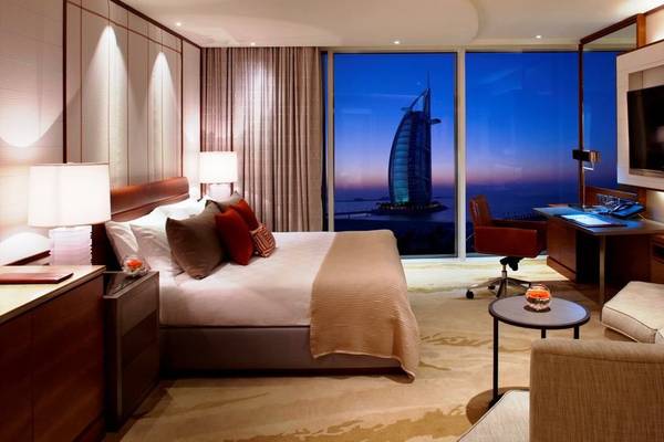 Innenansicht des Jumeirah Beach Hotel mit Blick auf den Burj Al Arab