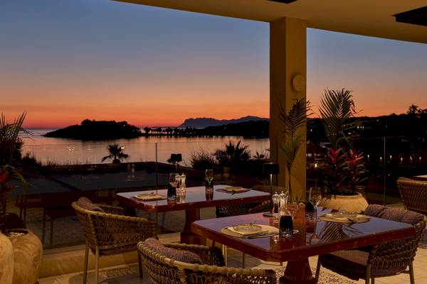 Außentisch im Atlantica Kalliston Resort mit Aussicht auf den Sonnenuntergang