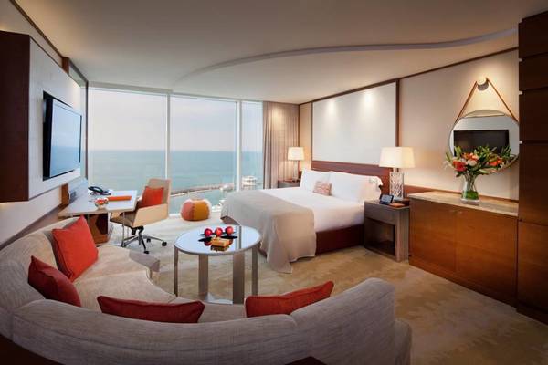 Suite im Jumeirah Beach Hotel mit Blick auf den Ozean und moderne Inneneinrichtung.