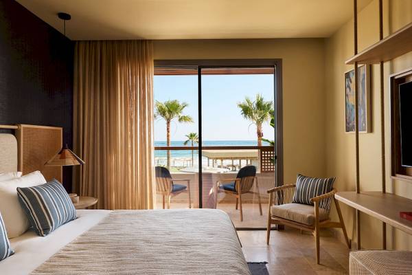 Zimmer im Atlantica Kalliston Resort mit Blick auf das Meer und Palmen